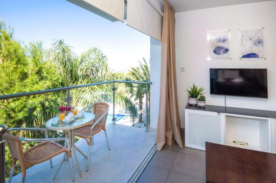 Lucile - Coralli Beachfront Apartment 파라림니 외부 사진