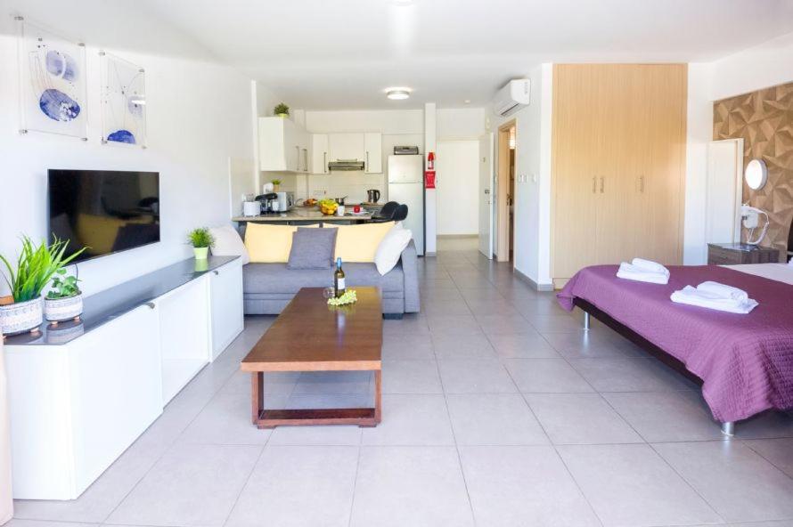 Lucile - Coralli Beachfront Apartment 파라림니 외부 사진